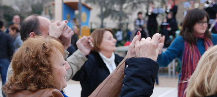 Un grup de gent aplaudeix a l'aire lliure durant les activitats de diumenge de la Festa de Pasqüetes.