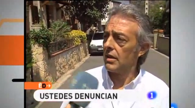 Fotograma d'un informatiu de televisió: un home fa unes declaracions al carrer sota el rètol «Ustedes denuncian».
