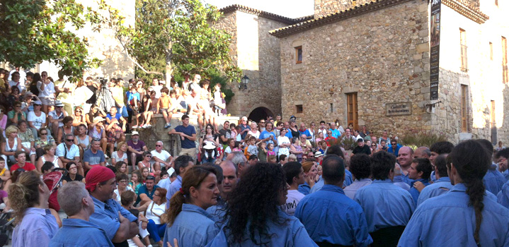 Veïns i veïnes reunits a la plaça del Poeta Sitjà durant la Festa Major de Castell d’Aro.