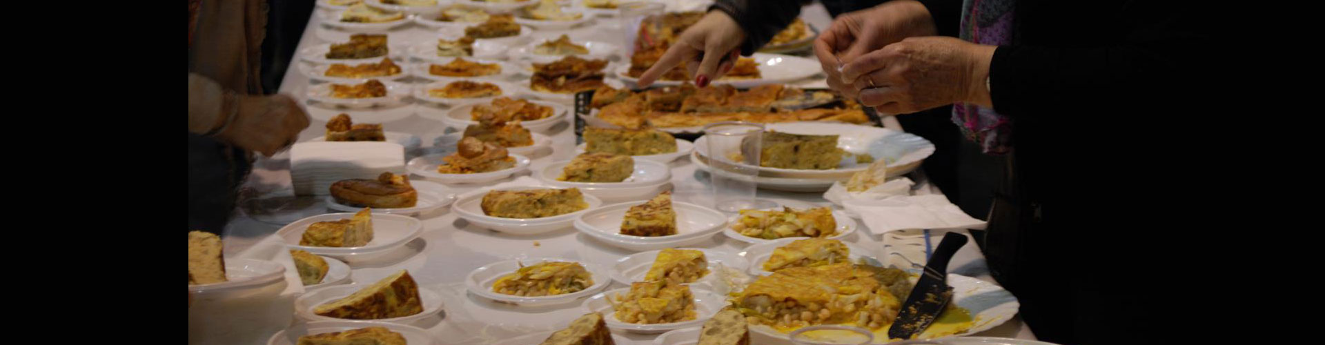 Plats emplatats alineats sobre una taula, a punt de servir-se al Tastets de Cuina.