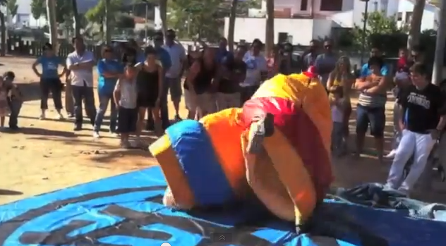 Una prova amb un inflable a les Olimpíades Freak, amb els participants fent rotllana al voltant.