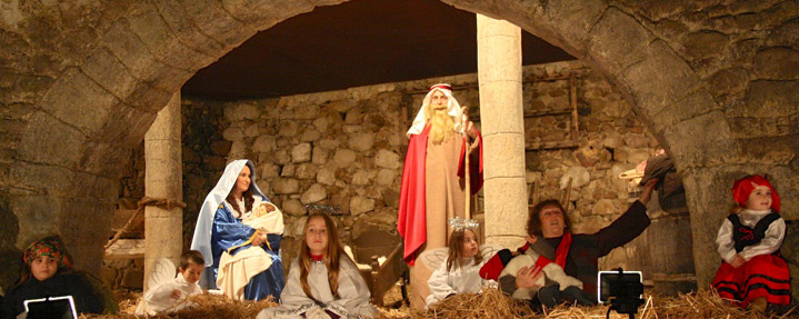 Escena del Pessebre Vivent sota una arcada de pedra.