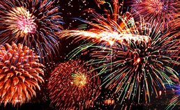 Castell de focs il·luminant el cel nocturn.