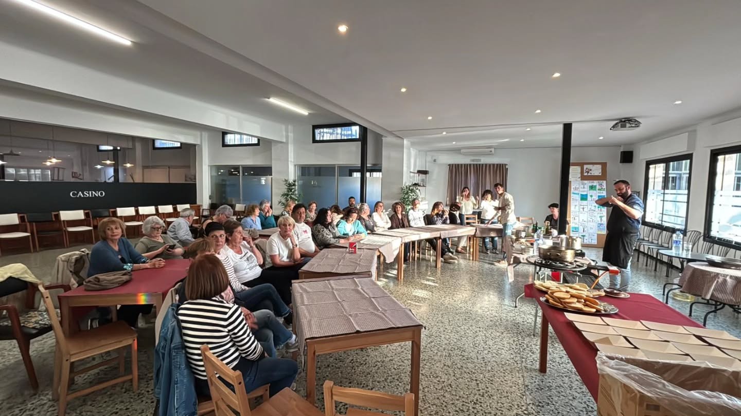 Show cooking de Pasqüetes a la sala de socis del Casino Castellarenc, amb el xef cuinant davant del públic.