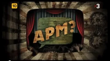 Fotograma del programa «APM?» de TV3, amb el logotip sobre un escenari de cortines vermelles.
