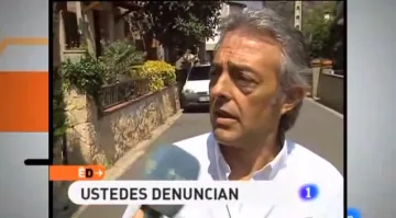 Fotograma d'un informatiu de televisió: un home fa unes declaracions al carrer sota el rètol «Ustedes denuncian».