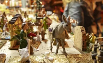 Figures d'un diorama de pessebre: un ase i diverses casetes en miniatura.