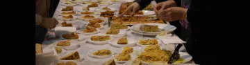 Plats emplatats alineats sobre una taula, a punt de servir-se al Tastets de Cuina.