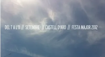 Fotograma del vídeo de la Festa Major 2012: un cel ennuvolat amb el text «Del 7 a l'11 setembre · Castell d'Aro · Festa Major 2012».