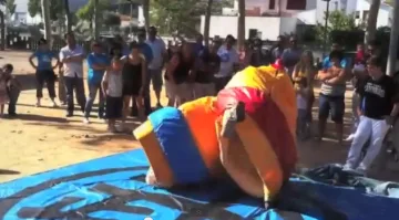 Una prova amb un inflable a les Olimpíades Freak, amb els participants fent rotllana al voltant.