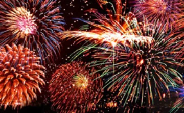 Castell de focs il·luminant el cel nocturn.