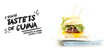 Rètol: «2a edició Tastets de Cuina · Dissabte 26 abril · Castell d'Aro», amb una minihamburguesa emplatada.