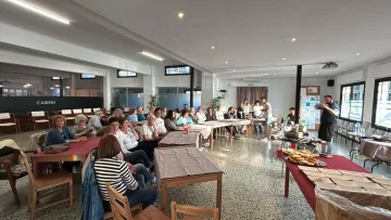 Show cooking de Pasqüetes a la sala de socis del Casino Castellarenc, amb el xef cuinant davant del públic.